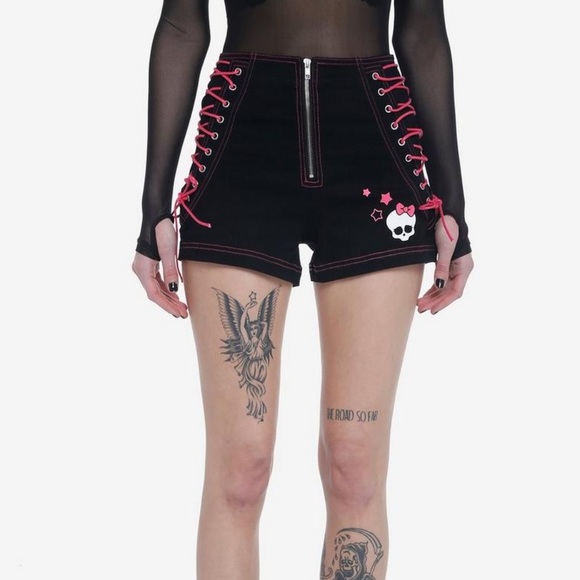 monster high Pants - Monster High Black & Pink Lace-Up Shorts size 7 NWT